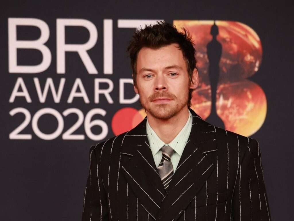 Harry Styles Tersedak Air Saat Melakukan Aksi Panggung di Stadion Wembley