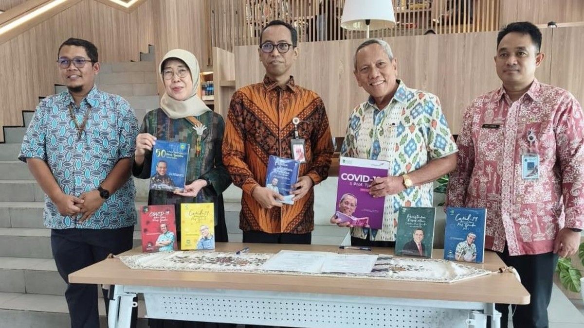 Tjandra Yoga Aditama Sumbang Tujuh Buku Kesehatan ke Perpustakaan Jakarta