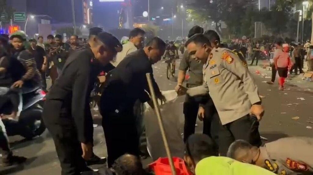 Usai Kawal Demo Mahasiswa Wakapolda Metro Jaya Pimpin Bersih-Bersih Sampah di Jalan MH Thamrin
