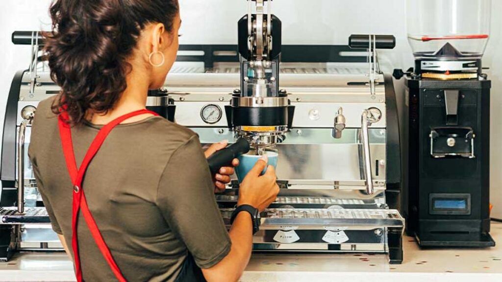 Mengintip Peluang Karier dan Kisaran Gaji Barista di Indonesia