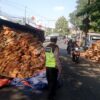 Truk Muatan Kayu Terguling di Bojongsari Depok Sempat Picu Contraflow