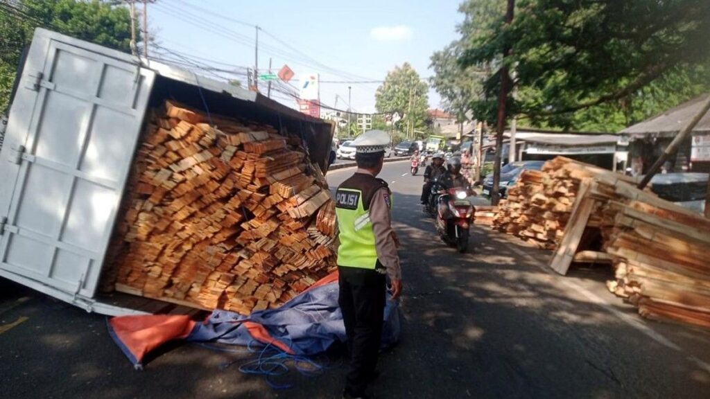 Truk Muatan Kayu Terguling di Bojongsari Depok Sempat Picu Contraflow