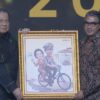 Chairul Tanjung Serahkan Cendera Mata Hoegeng Awards 2026