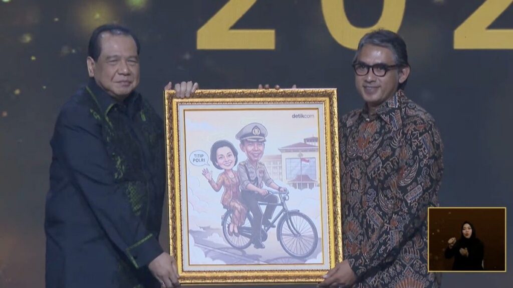 Chairul Tanjung Serahkan Cendera Mata Hoegeng Awards 2026