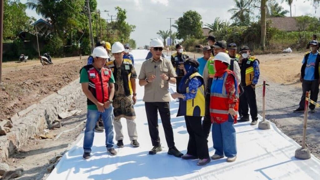 Rahmat Mirzani Meninjau Perbaikan Jalan Gunung Sugih-Kota Gajah