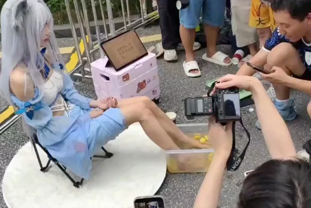 Aksi Cosplayer China Jual Minuman Air Rendaman Kaki Viral dan Dikecam