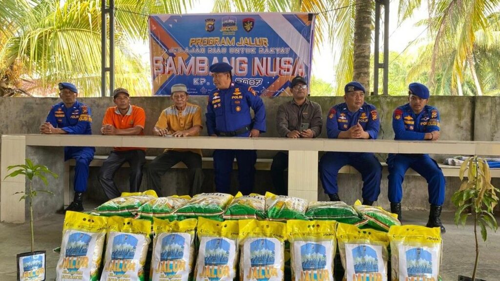 Polda Riau Salurkan Bansos dan Tanam Pohon Mangga di Pesisir Dumai