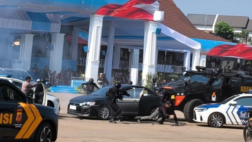 Personel Polri Unjuk Kemampuan di Depan Presiden Prabowo pada Hari Bhayangkara ke-80