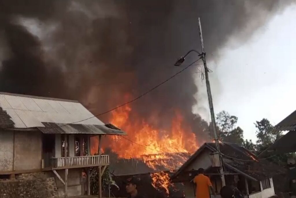 Kebakaran Adat Ciptamulya Sukabumi Hanguskan 70 Rumah Warga