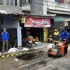 Petugas Perbaiki Jalan Assirot Kebon Jeruk yang Amblas dan Viral