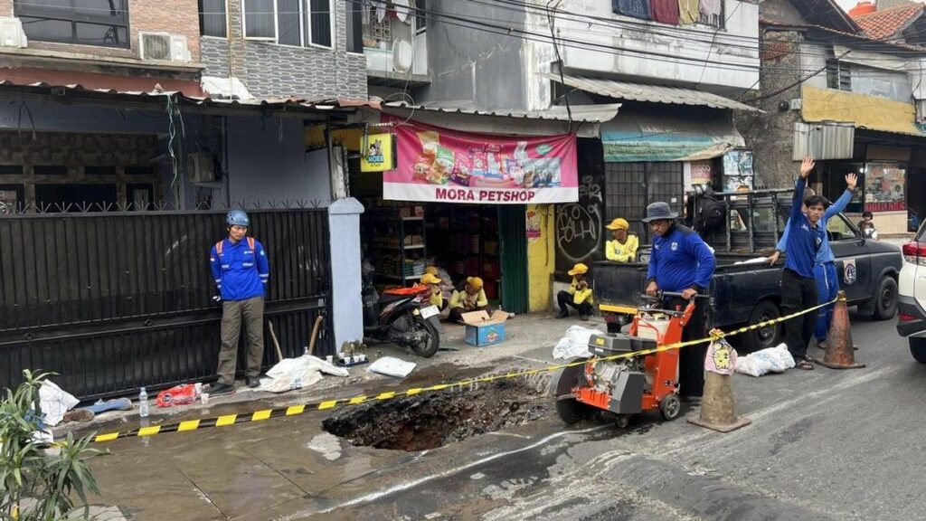 Petugas Perbaiki Jalan Assirot Kebon Jeruk yang Amblas dan Viral