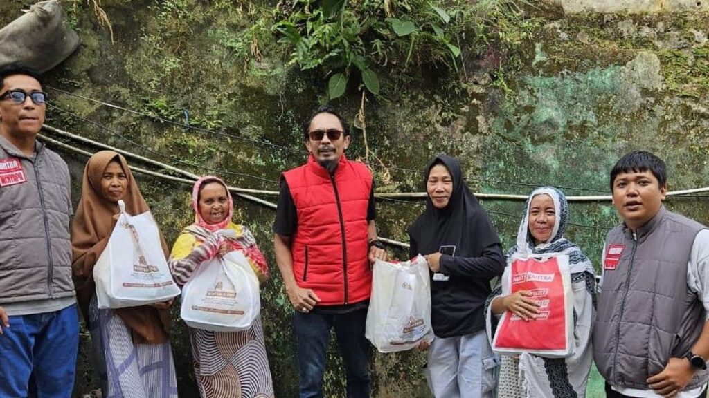 Relawan Sahabat Bahtra Bagikan Paket Sembako di Kendari Caddi