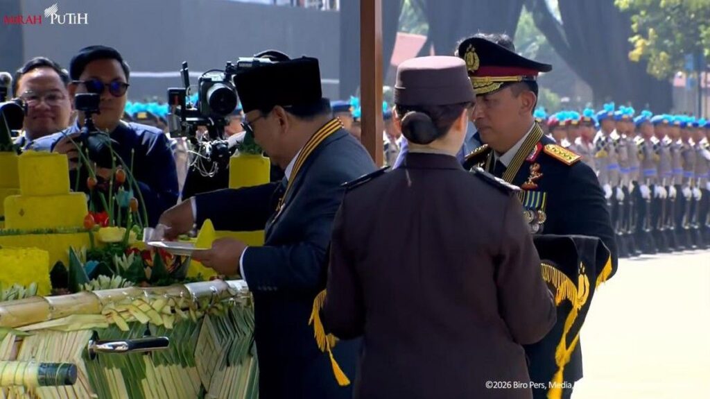 Presiden Prabowo Subianto Potong Tumpeng di Hari Bhayangkara ke-80