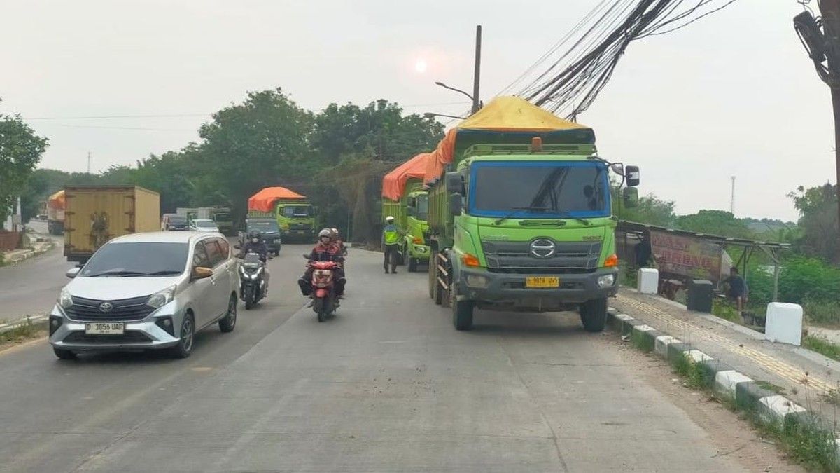 Polsek Cikande Tertibkan Truk Tanah Parkir Sembarangan