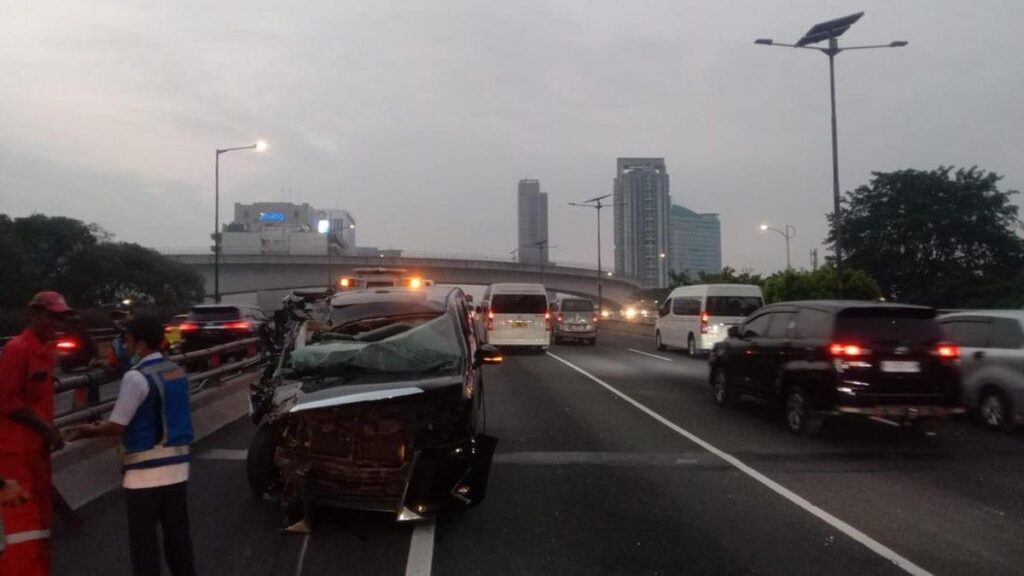 Toyota Alphard Tabrak Truk Trailer di Tol Dalam Kota Jakarta