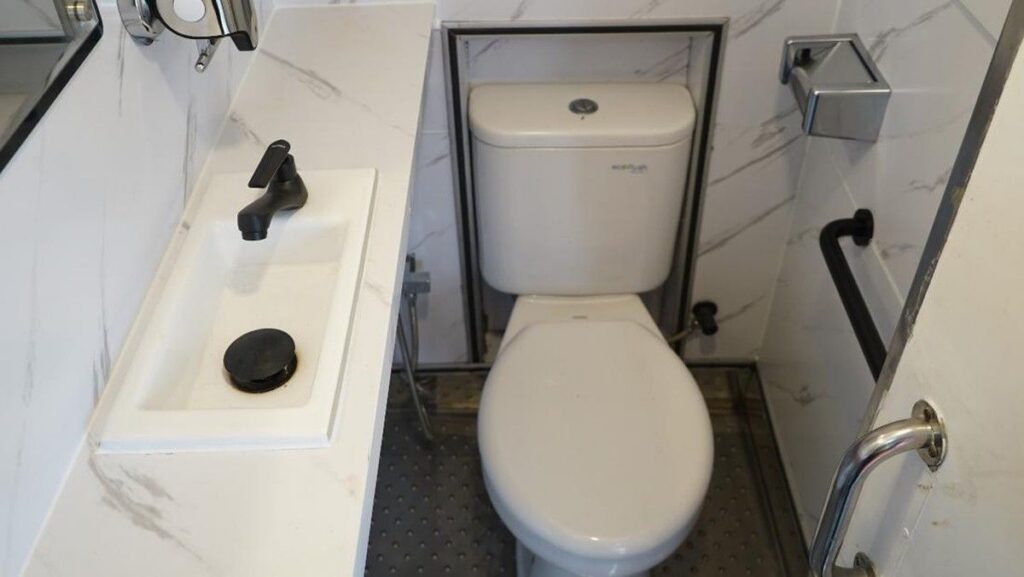 Petugas Temukan Bayi Hidup di Toilet Kereta Api Sancaka