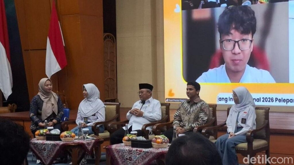 Mendikdasmen Lepas 79 Siswa Indonesia ke Olimpiade Sains Internasional