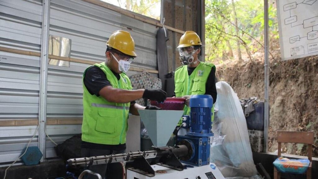 PGN Dampingi Bank Sampah Cilegon Olah Ratusan Kilo Plastik