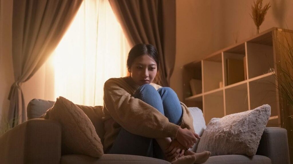 5 Ciri Kepribadian Orang Tertutup yang Sering Bikin Salah Paham