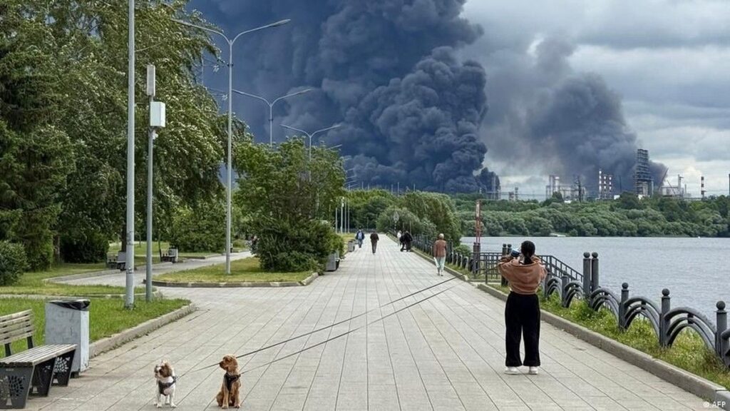 Serangan Ukraina ke Kilang Minyak Rusia Picu Kelangkaan Bensin
