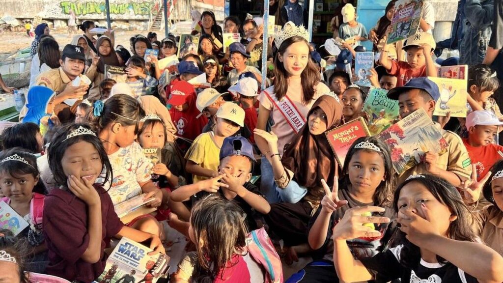 Audellya Ambara Harsono Bagikan Buku untuk Anak Nelayan di Hari Anak Nasional