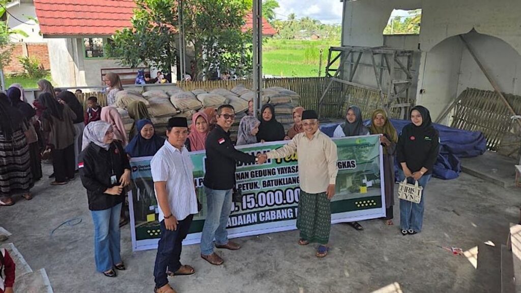 Pegadaian Praya Salurkan Bantuan Material Bangunan ke Yayasan Insan Tangkas