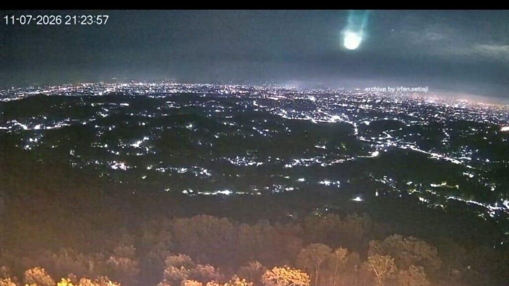 BRIN Ungkap Penyebab Meteor Besar Lintasi Langit Pulau Jawa