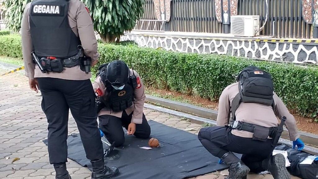 Tim Gegana Evakuasi Mortir Tua di TMII Jakarta Timur
