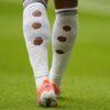 Pemain Sepakbola Melubangi Kaus Kaki demi Performa dan Kenyamanan