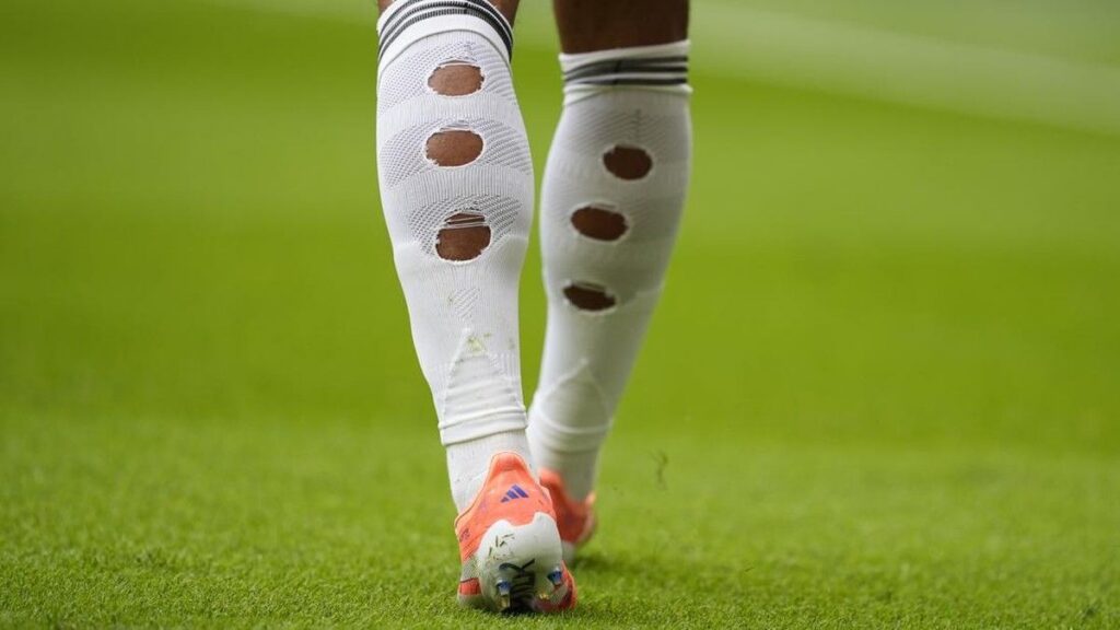 Pemain Sepakbola Melubangi Kaus Kaki demi Performa dan Kenyamanan