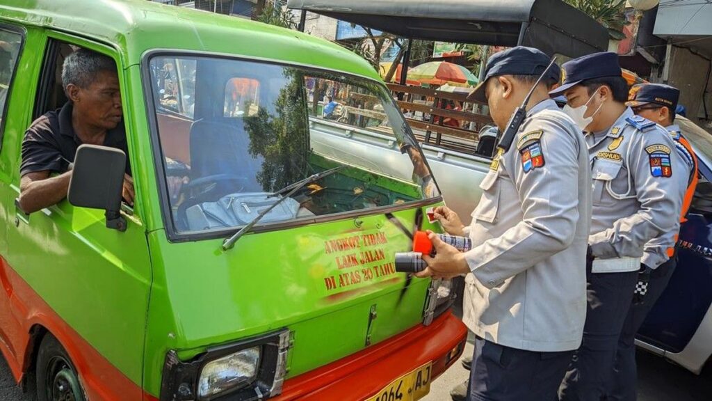 Dishub Kota Bogor Tindak Sopir Angkot Penghapus Tanda Angkot Tua