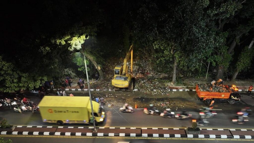 Pemkab Bogor Bersihkan Puluhan Truk Sampah di Kali Baru