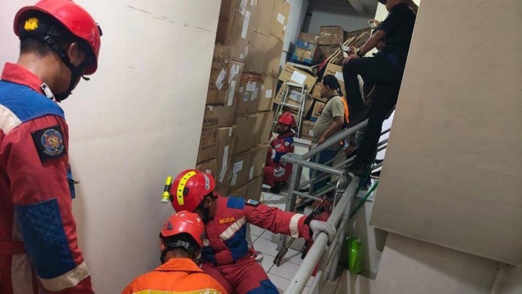 Pria Tewas Terjepit Lift Barang di Kompleks Pertokoan Roxy Mas Jakarta