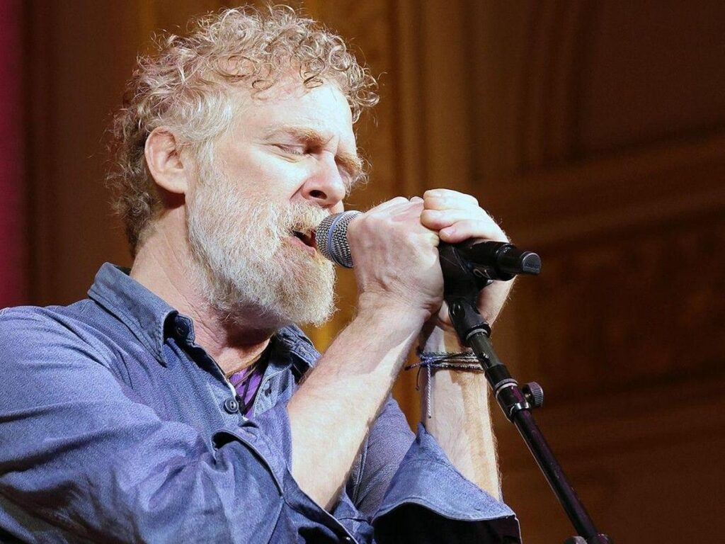 Musisi Glen Hansard Meninggal Dunia Akibat Kecelakaan Sepeda Motor