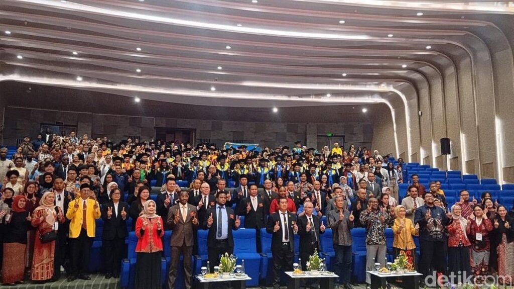 Universitas Indonesia Lepas 120 Lulusan Mahasiswa Asing