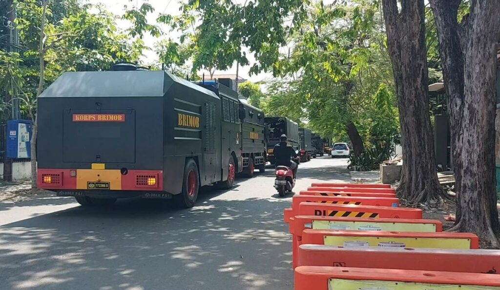 Polisi dan TNI Siaga di Kantor Debt Collector Surabaya Antisipasi Bentrok