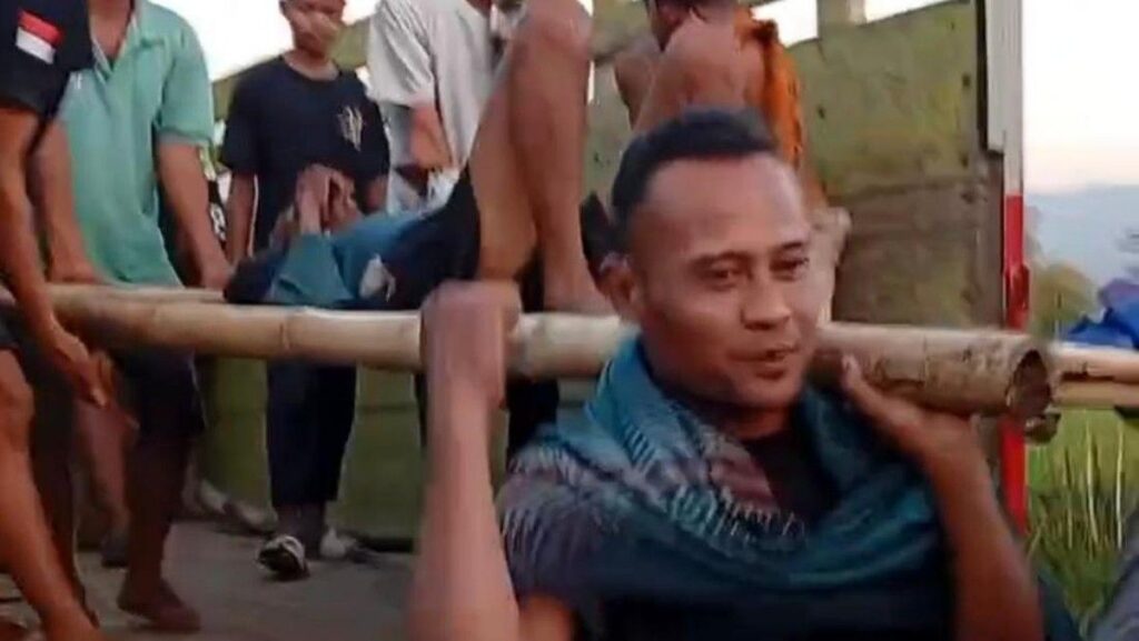 Evakuasi Lansia Cedera Pakai Truk di Mojokerto Keluhkan Ambulans Desa