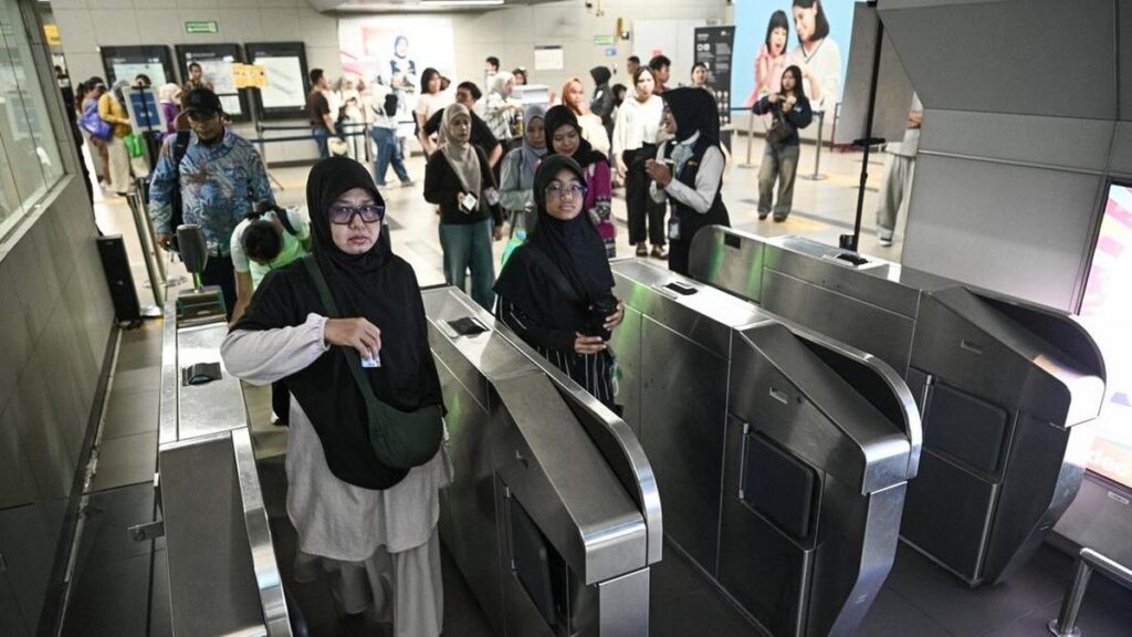 MRT Jakarta Resmi Terapkan Pembayaran Tiket Kartu Kredit Nirsentuh