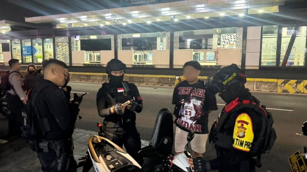 Polisi Membubarkan Aksi Balap Liar di Pulogadung Jakarta Timur