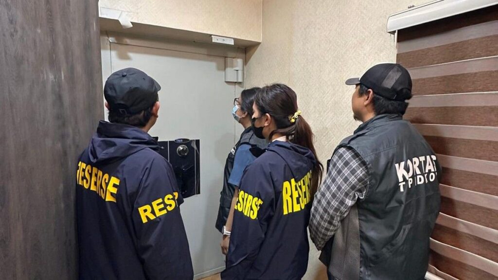Polisi Sita Uang Dolar Singapura dan AS di Kafe de’Clan