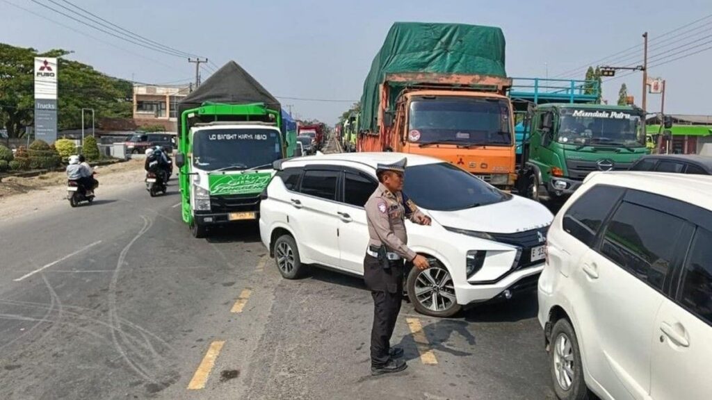Kecelakaan Maut Tiga Kendaraan di Pantura Indramayu Tewaskan 10 Orang