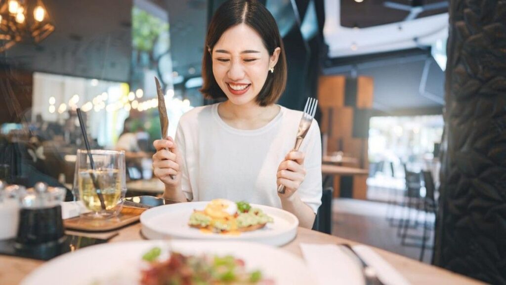 Kenali 6 Ciri Kepribadian Orang yang Gemar Makan Cepat Menurut Psikologi