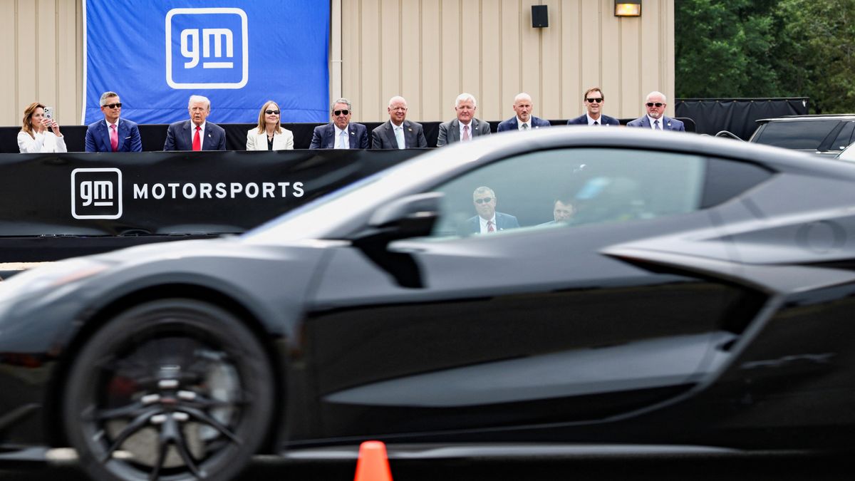 General Motors Gelar Balap Drag Corvette untuk Trump di Milford