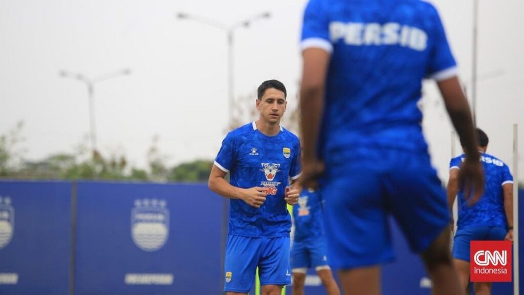 Luka Menalo Gabung Persib Bandung dan Amankan Nomor Punggung Sembilan