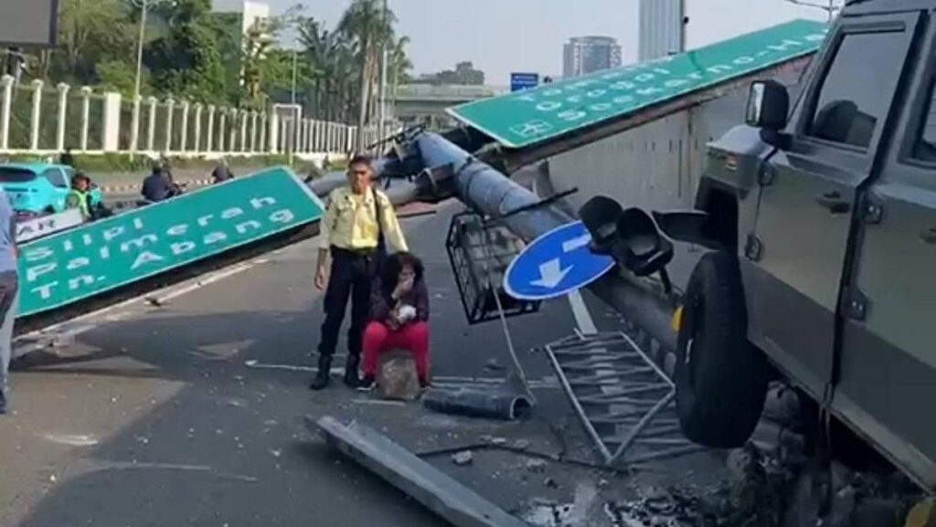 Mobil Dinas TNI Tabrak Pembatas Jalan di Depan Gedung DPR