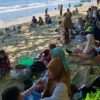 Wisatawan Tetap Padati Pantai Anyer dan Carita Usai Erupsi Anak Krakatau