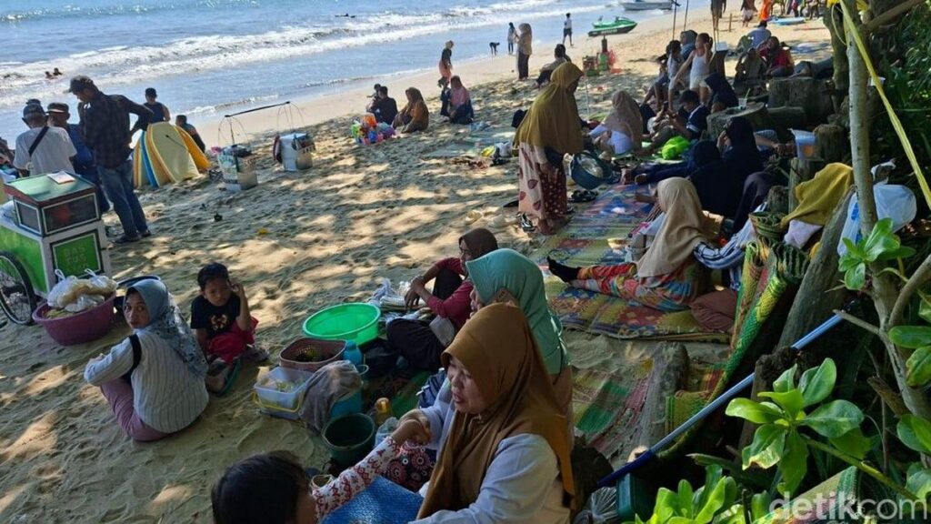 Wisatawan Tetap Padati Pantai Anyer dan Carita Usai Erupsi Anak Krakatau