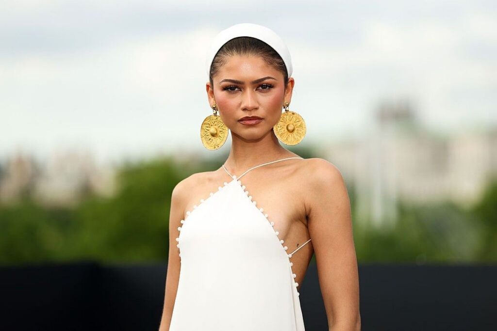 Zendaya Sorotan Publik Usai Kenakan Anting Artefak Iran