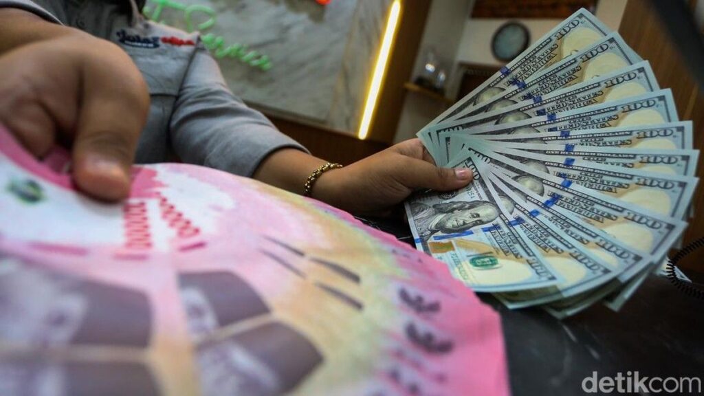 Rupiah Berpotensi Melemah hingga Tembus Rp 18.200 per Dolar AS
