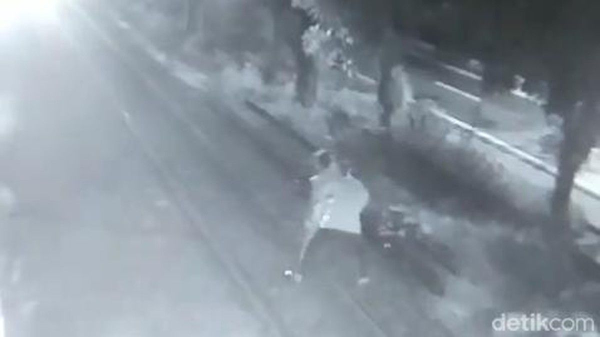 Aksi Heroik Petugas PJL Bangil Selamatkan Pria dari Laju Kereta Api
